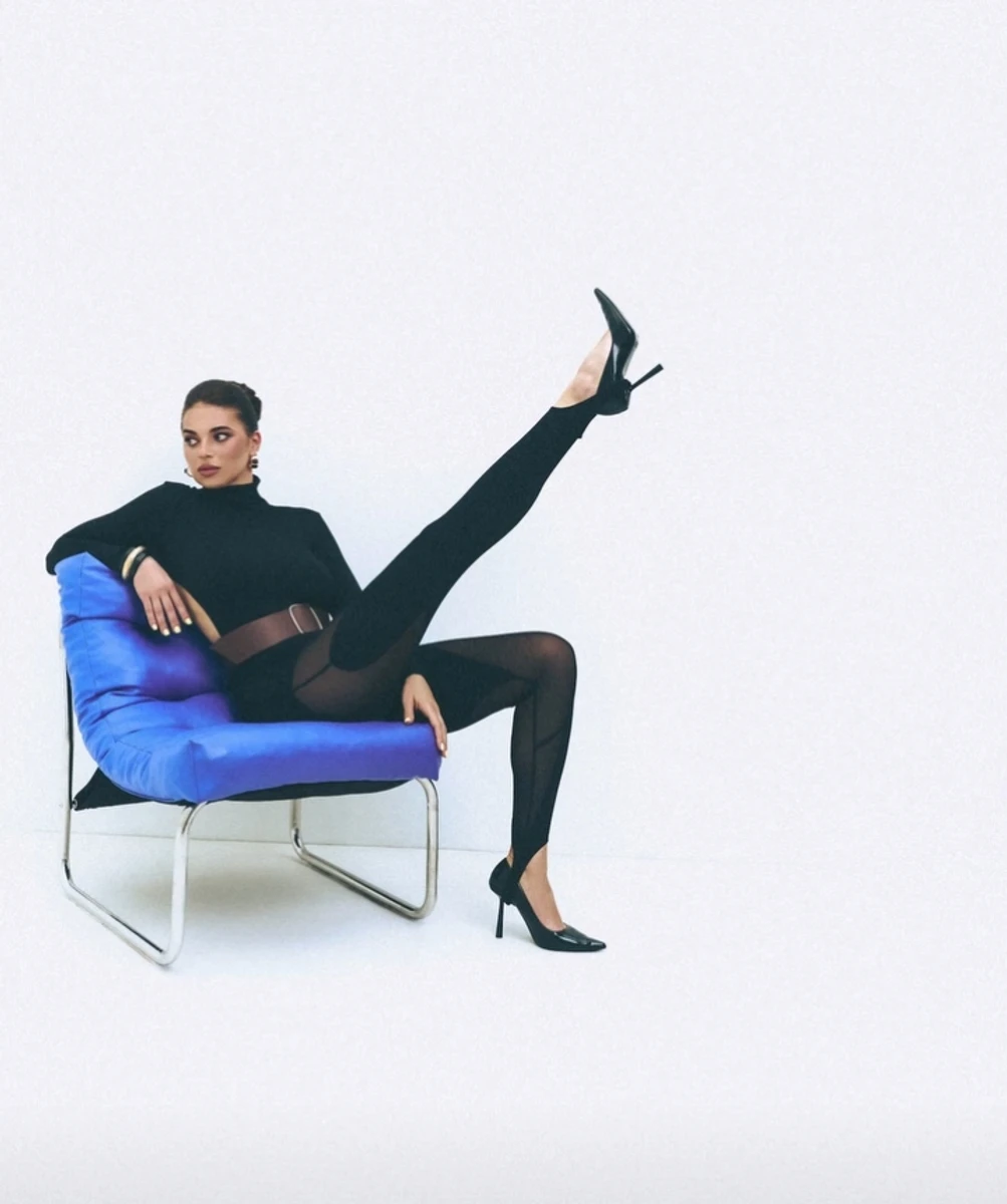 Дружина Усика на кріслі закинула ногу догори