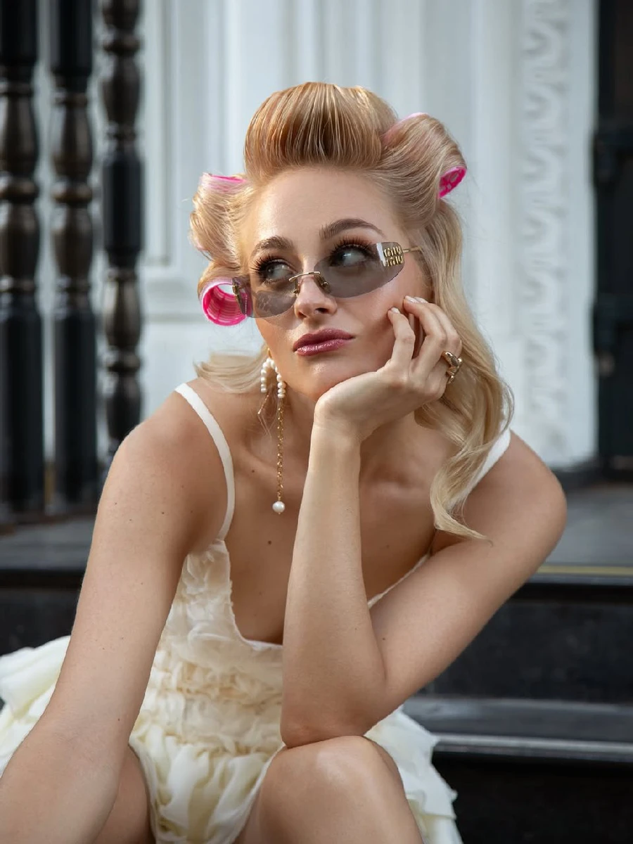 Анастасія Цимбалалу у декольтованій сукні