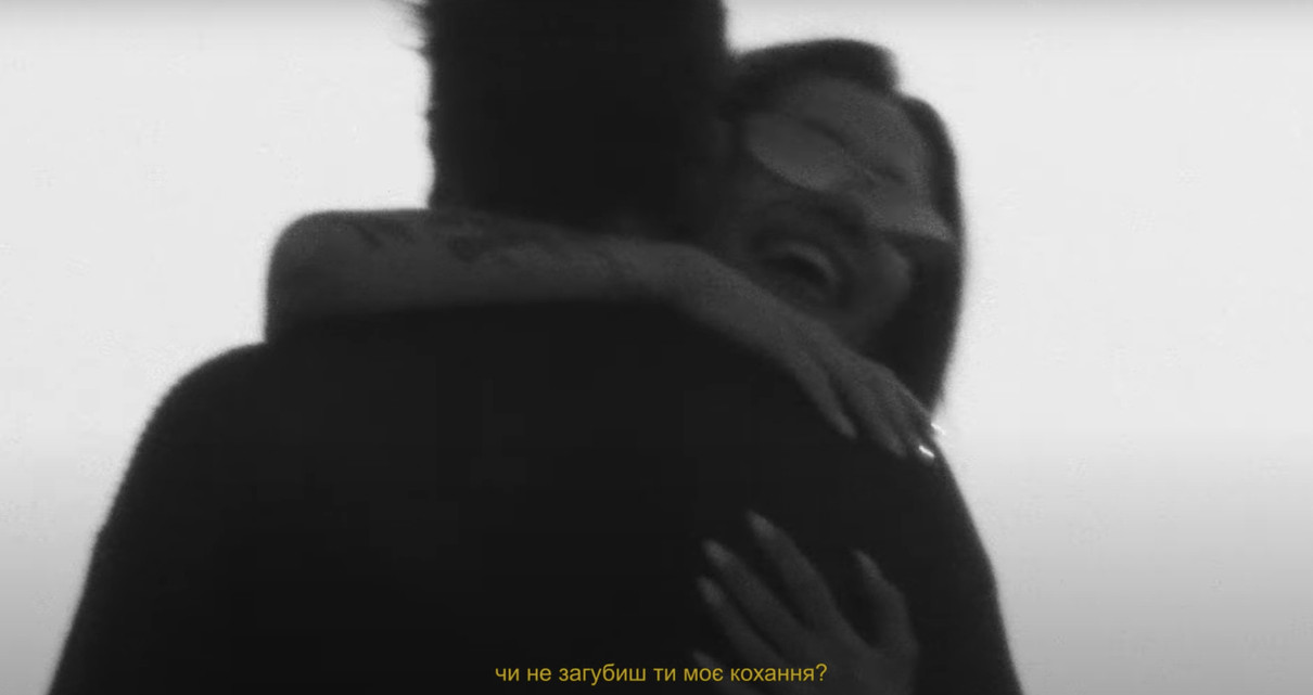 MamaRika пообіймала чоловіка у романтичному кліпі