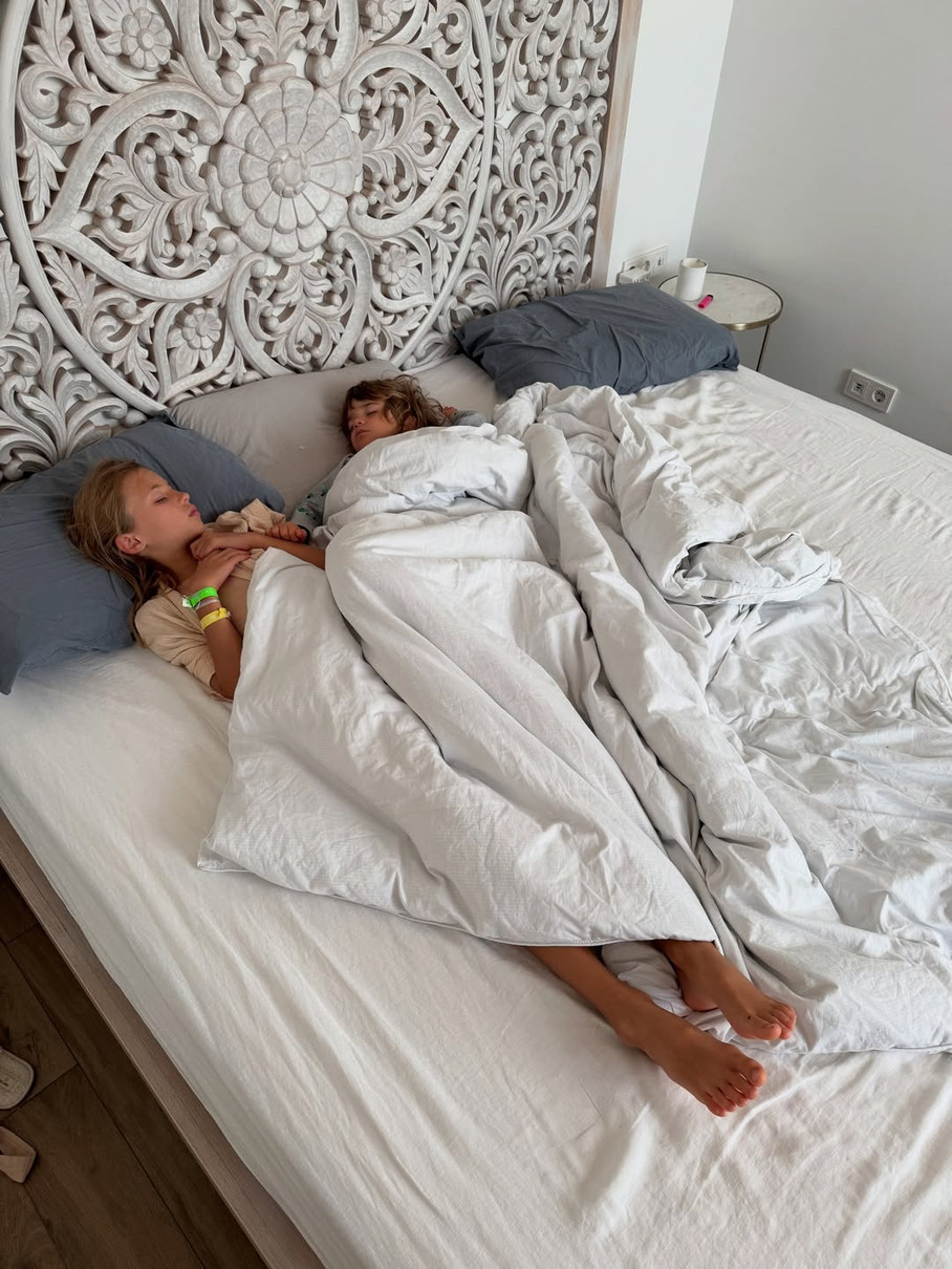 Даша Кацуріна запостила смішне фото дітей у ліжку