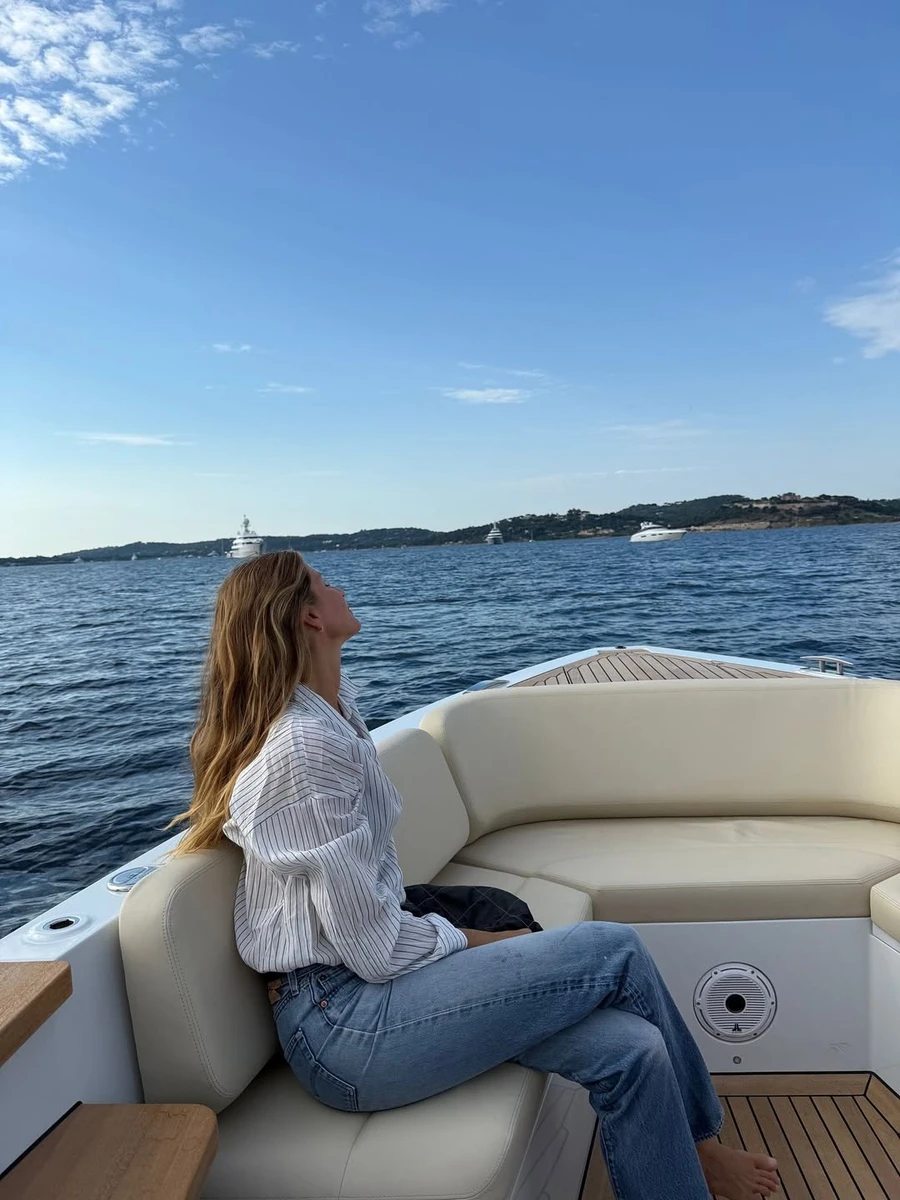 Жізель Бюндхен у джинсах і сорочці попозувала на катері