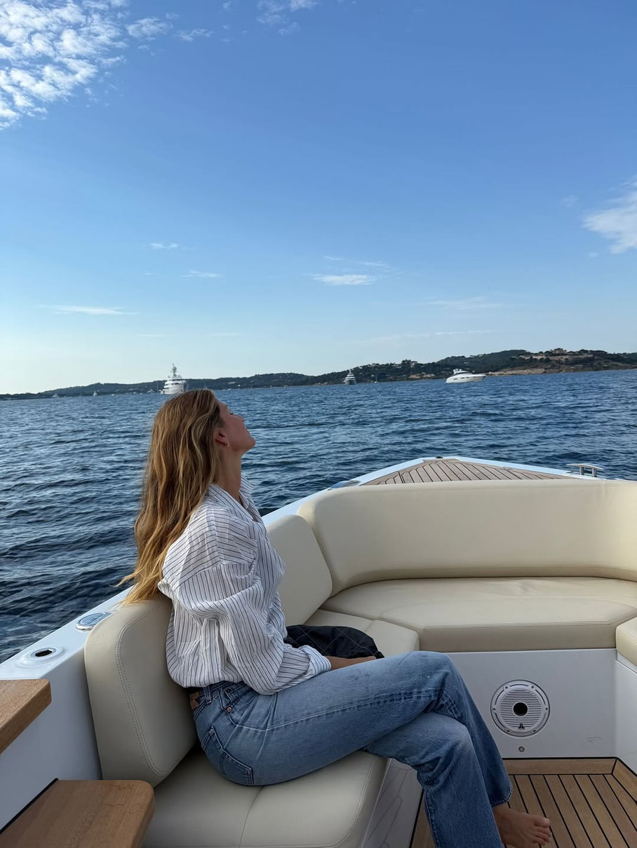 Жізель Бюндхен у джинсах і сорочці попозувала на катері