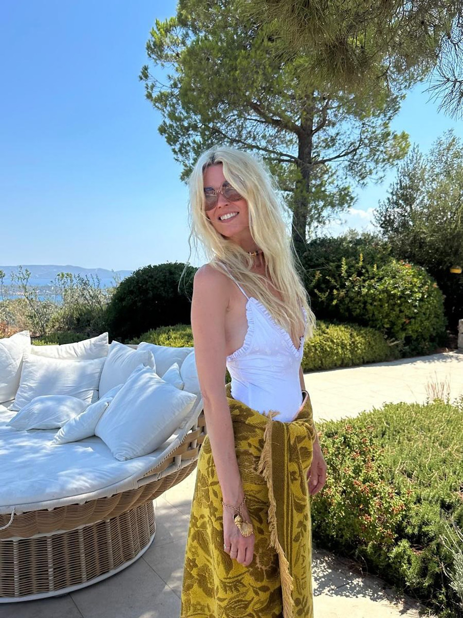 Клаудія Шиффер у декольтованому купальнику відсвяткувала 55-річчя