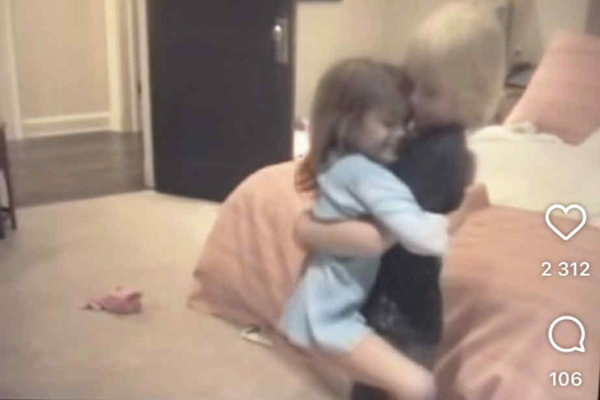 Брат привітав сестричку милим відео з їхнього дитинства 