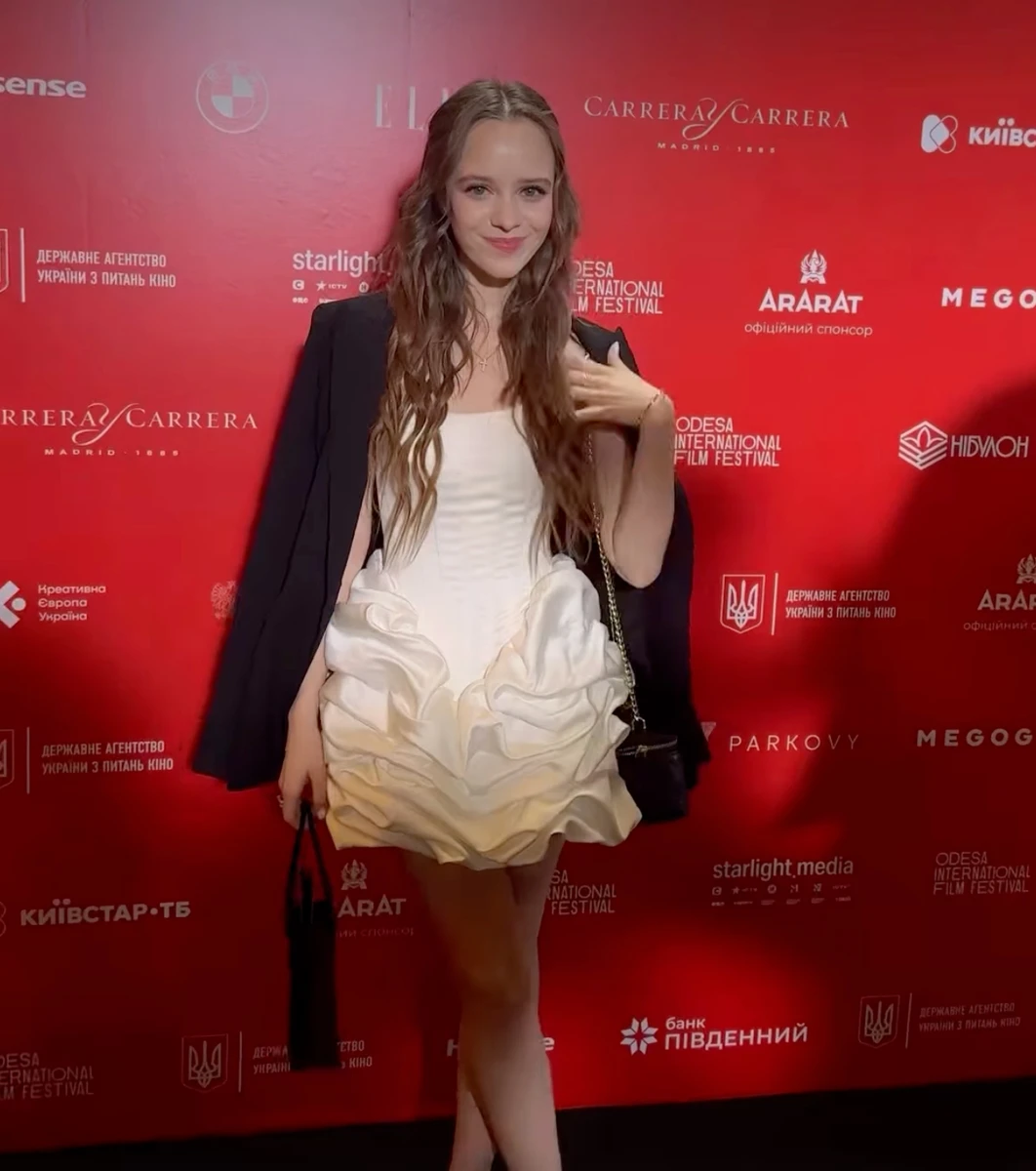 Ірина Кудашова у ніжному міні знялася на кінофестивалі ОМКФ