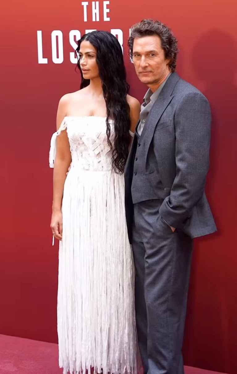 Меттью МакКонахі пригорнув елегантну дружину на кінопрем'єрі