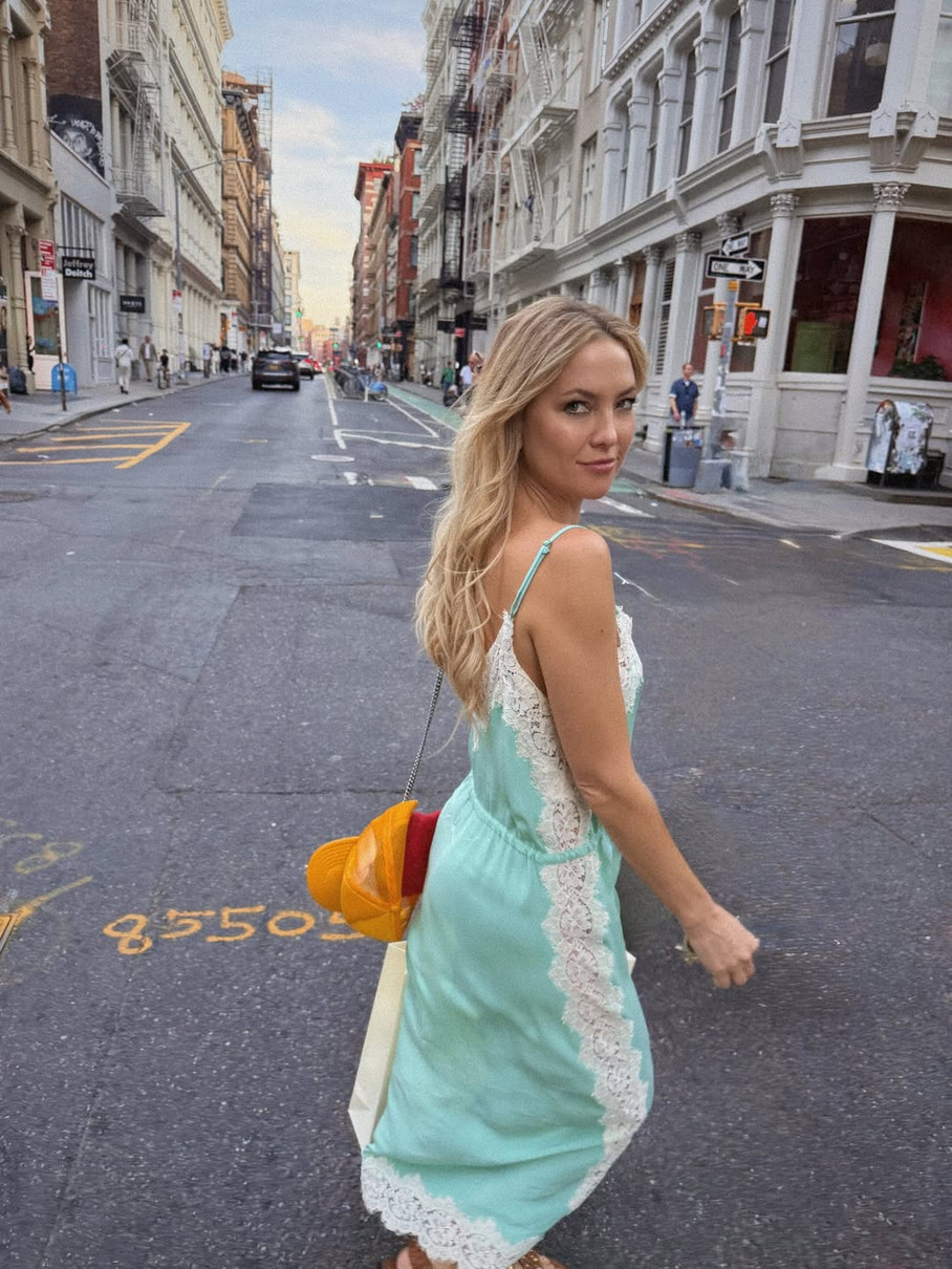 Кейт Хадсон у милій сукні з мереживом зазнімкувалась в Нью-Йорку