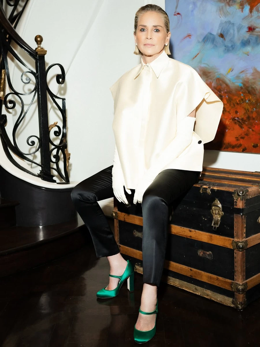 Шерон Стоун у приталених штанах і шовку показалася на премії Variety