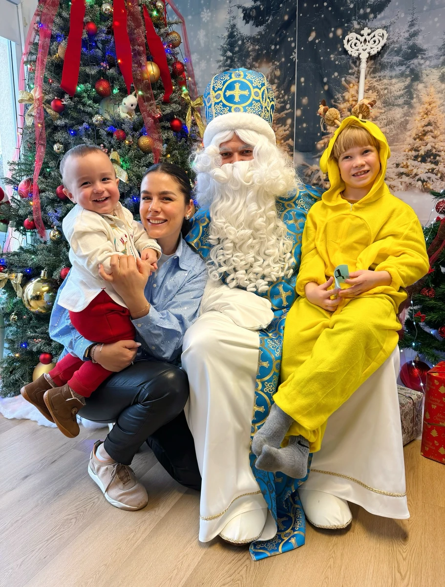 Але потім хлопчик все ж таки посміхався і радів разом із мамою 