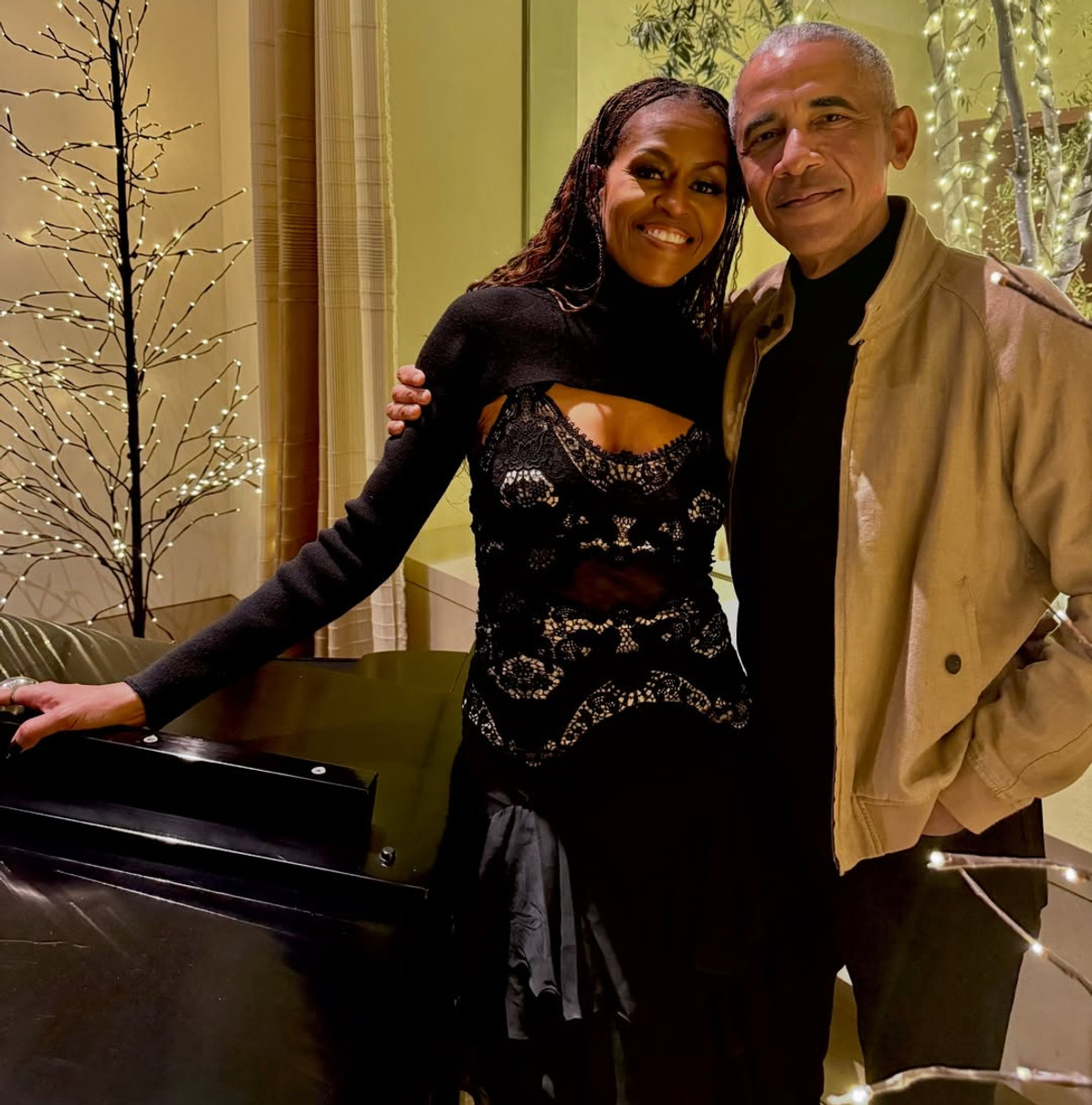 Барак і Мішель Обама обійнялися для різдвяного фото