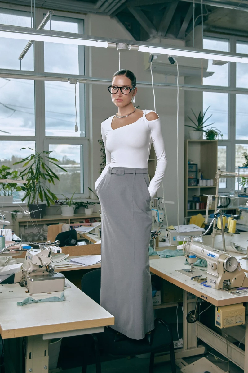 Образ зі спідницею з високою посадкою