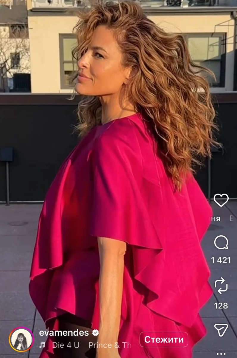 Єва Мендес похвалилася відео у брендовій сукні