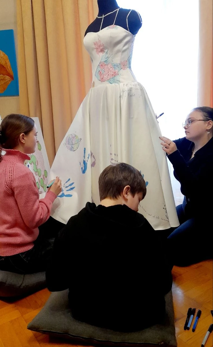 Діти з Харківщини створили сукню для української моделі