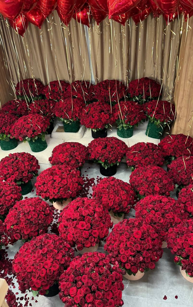 Єгор замовив для коханої 5000 троянд, які доставили в їхню квартиру заздалегідь
