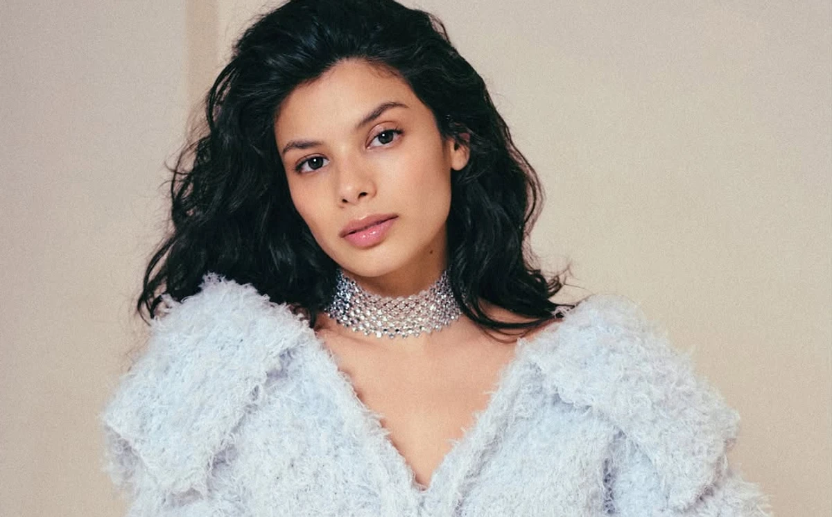 Мішель Андраде позує для фото