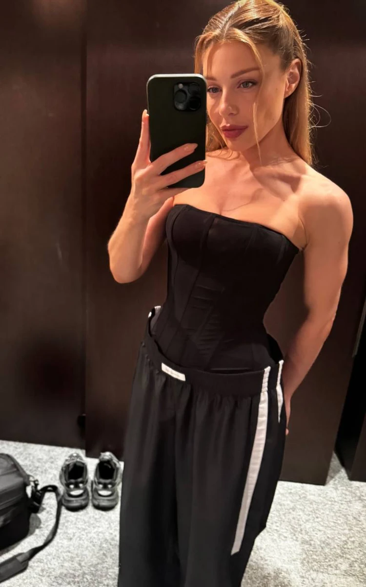 Кароль Тіна приміряла корсет