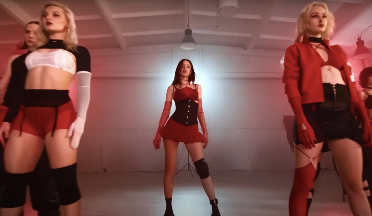 Надя Дорофєєва попозувала у сексі луці для кліпу