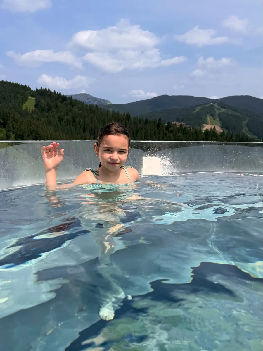 Ілона Гвоздьова показала свою дочку в Карпатах