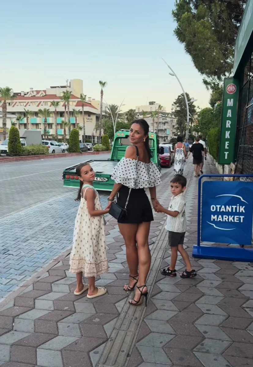 Ілона Гвоздьова у шортиках попозувала з дітьми у Туреччині