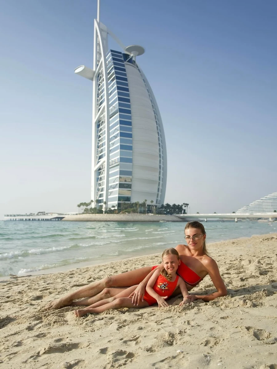 Дружина Зінченка з дочкою у купальниках попозувала на пляжі в Дубаї