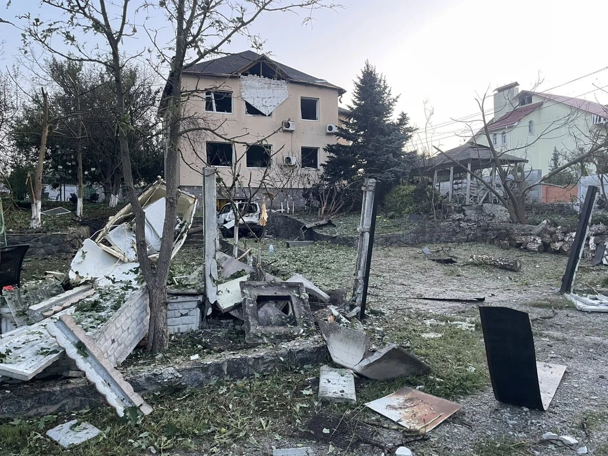 Так виглядає будинок Маргарити Січкар у Бучі після атаки шахедів 