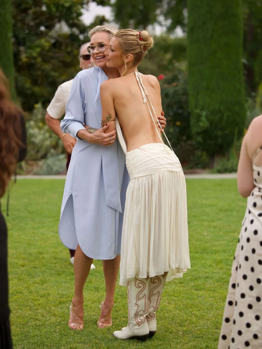 Белла Хадід оголила спину на заході свого бренду