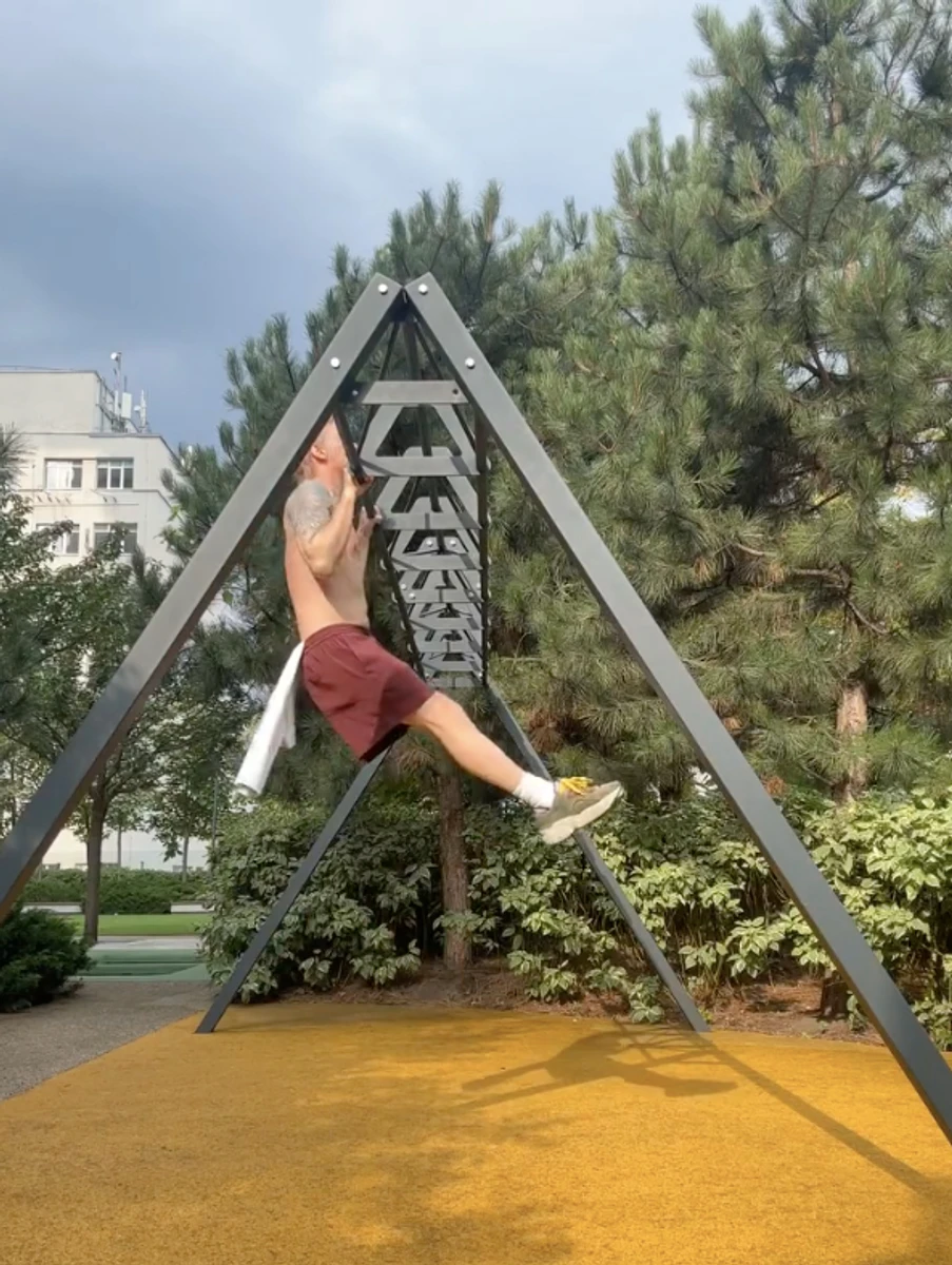 Алан Бадоєв показав, як підтягується на турніку