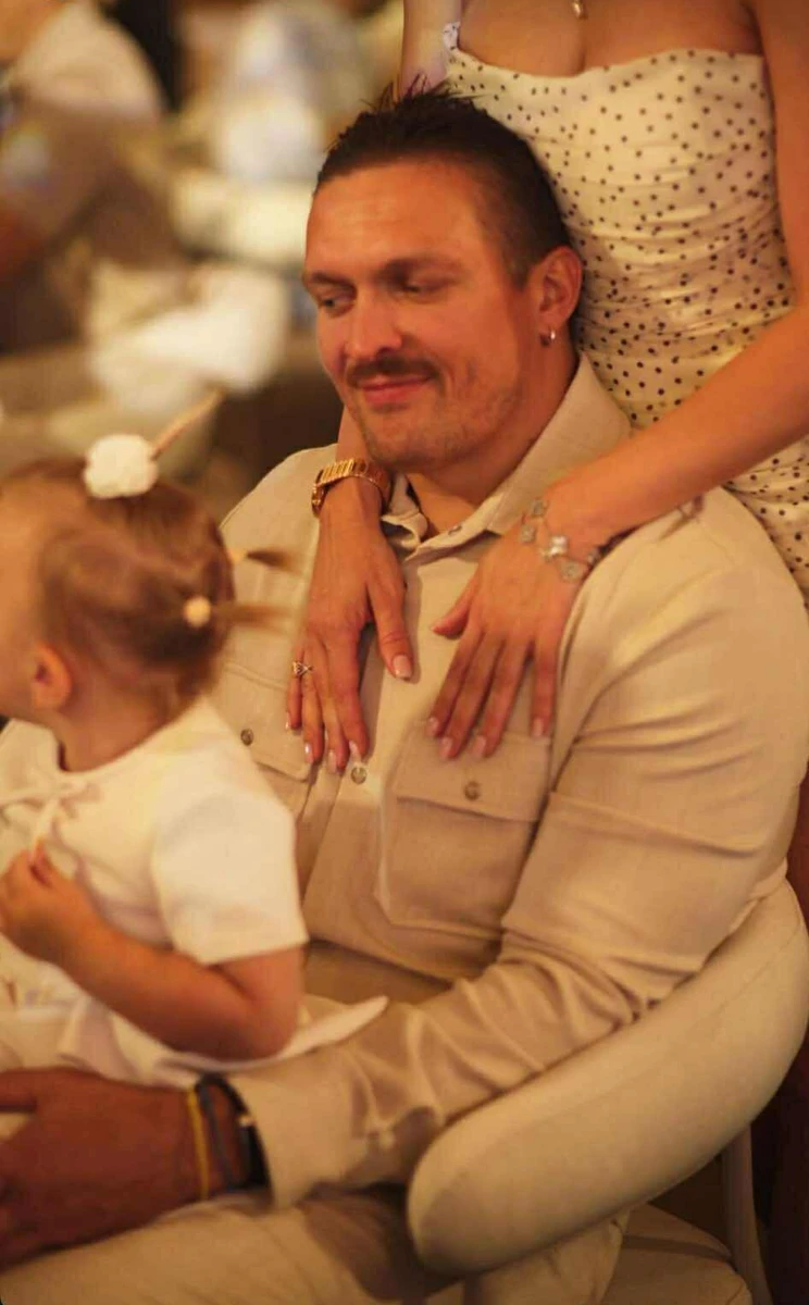 Олександр Усик з дружиною і дочкою показався на своєму благодійному вечорі