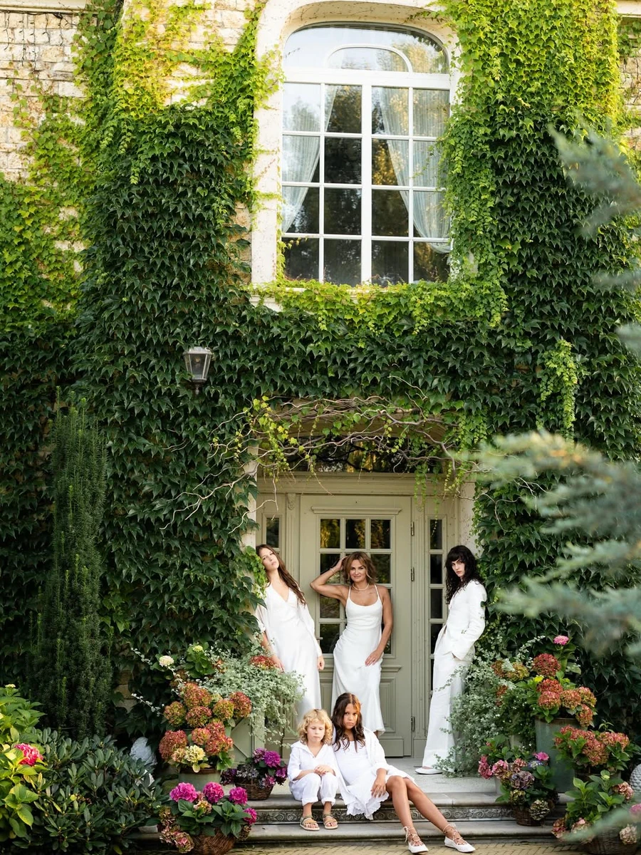 Ексдружина Пятова серед рослин наробила ефектних фото з дочками і сином