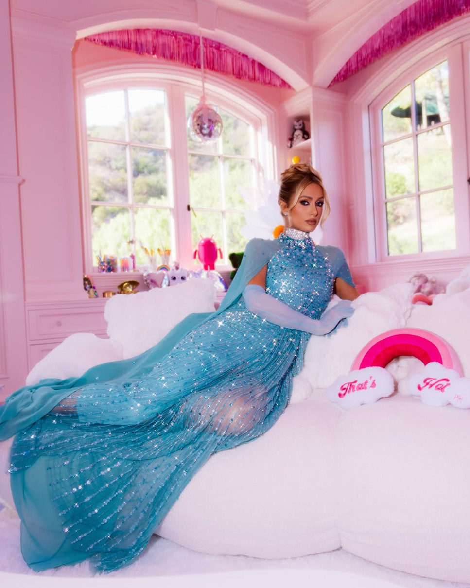 Періс Хілтон вбралася в блискучу сукню на весілля Селени Гомес