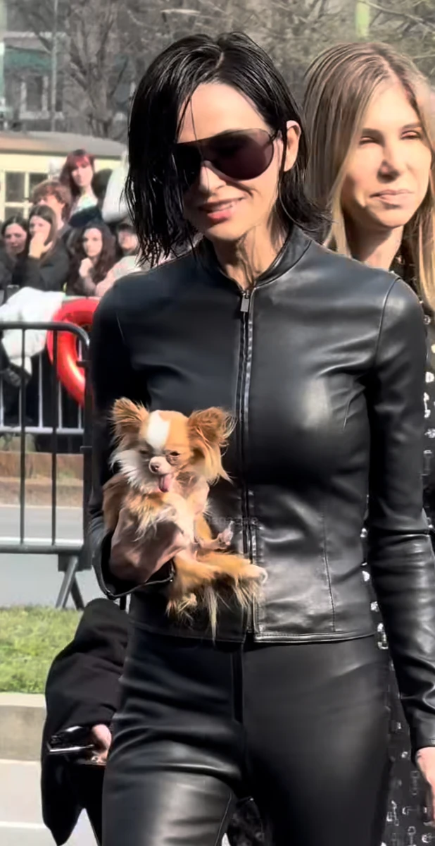 Демі Мур у шкіряному луці блиснула сосками на показі мод