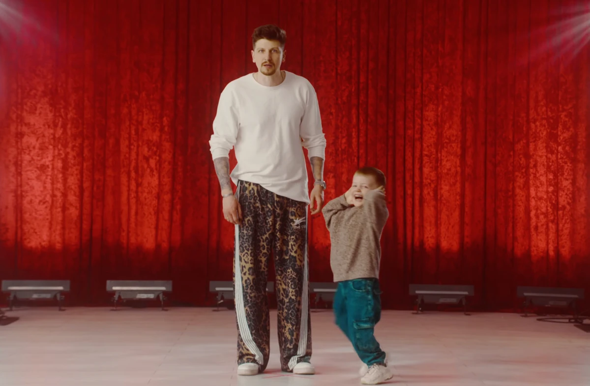 Чоловік Мамаріки із сином знявся в її кліпі