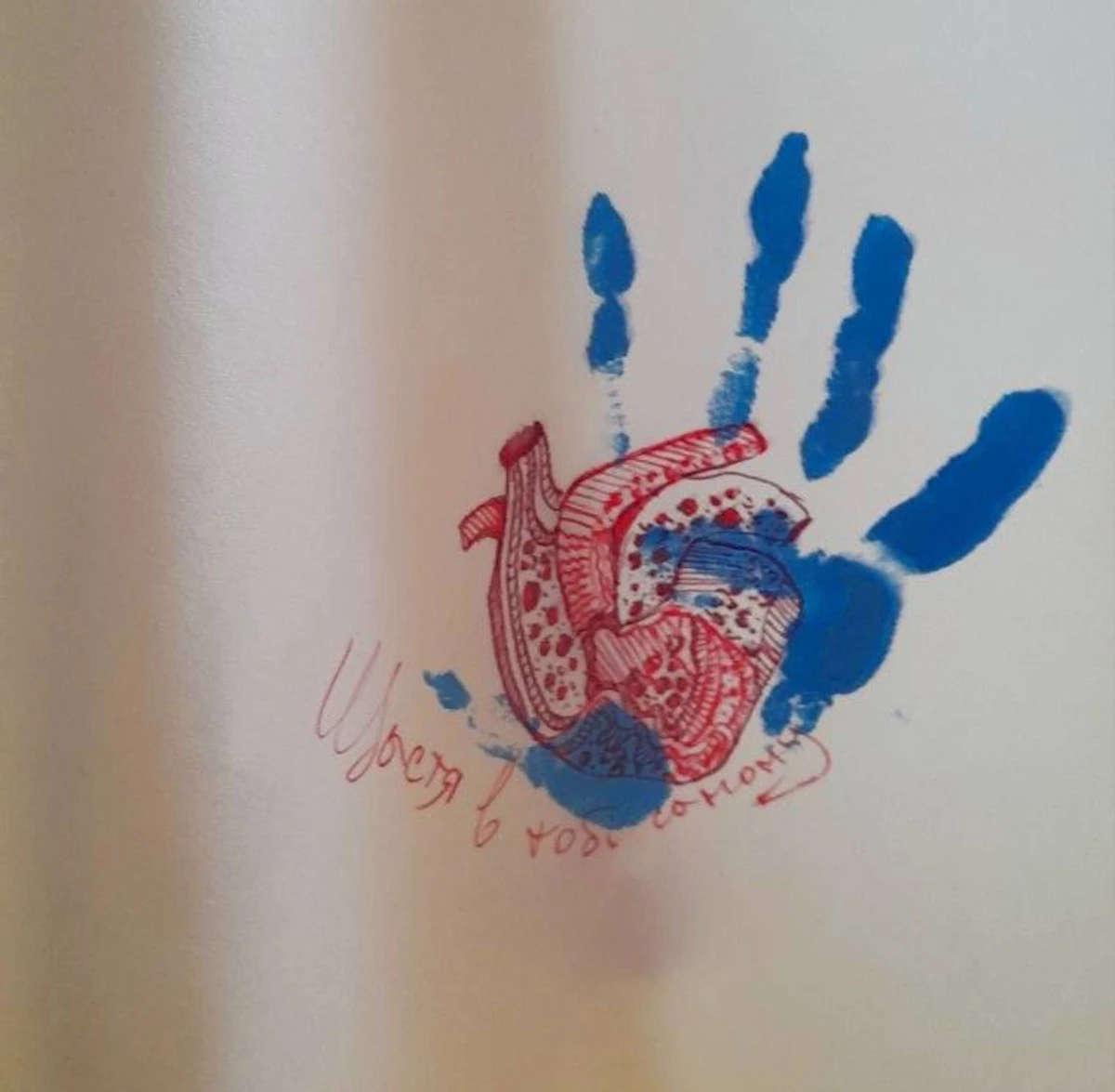 Діти з Харкова намалювали малюнки на сукні для моделі