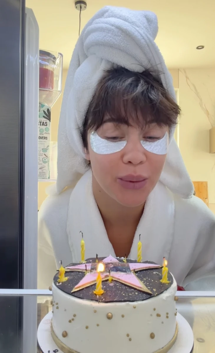 Lida Lee (Ліда Лі) задула свічки в холодильнику у кумедному відео