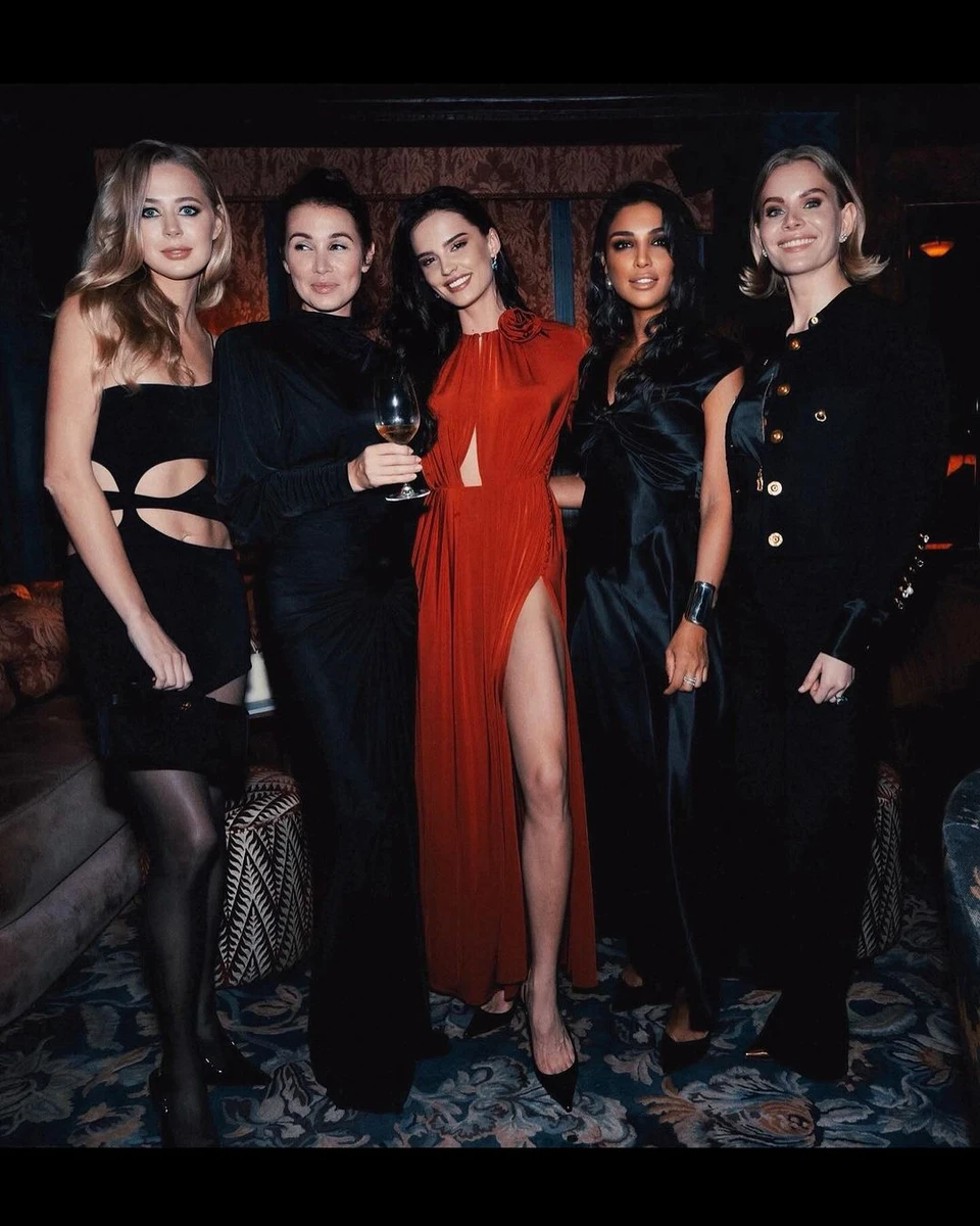 Андрес була в червоному, а всі її подруги в чорному 