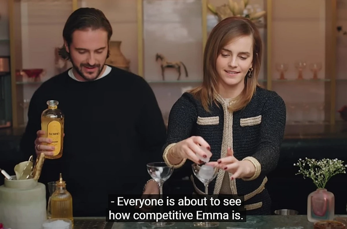 Емма з Алексом змагалися, хто швидше приготує веспер мартіні. Брат акторки переміг, зате в неї була красивіша подача