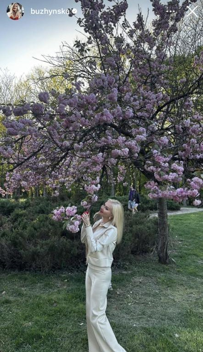 Катерина в Болгарії милується весняним цвітом