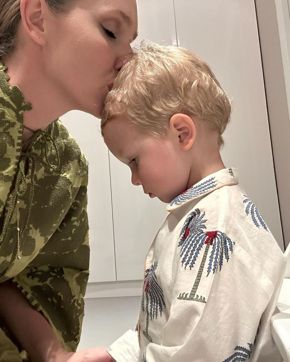 Катерина Осадча цілує сина