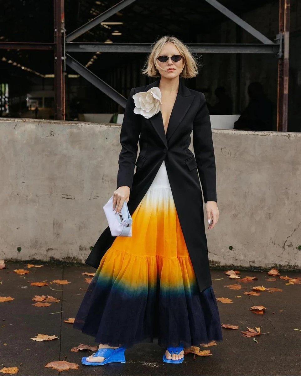 Яскрава плісирована спідниця і босоніжки на танкетці