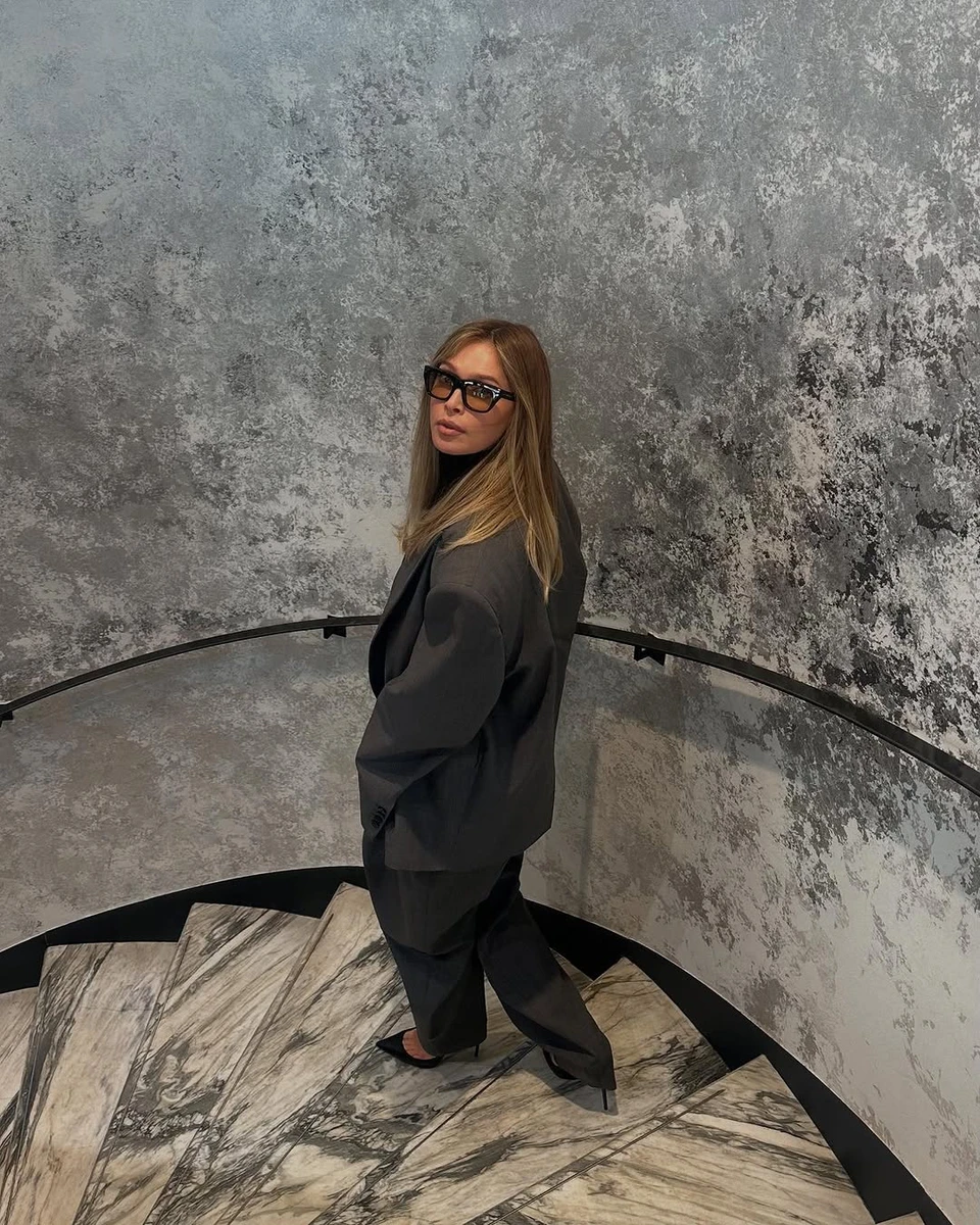 Віра Брежнєва вдягнула стильний костюм