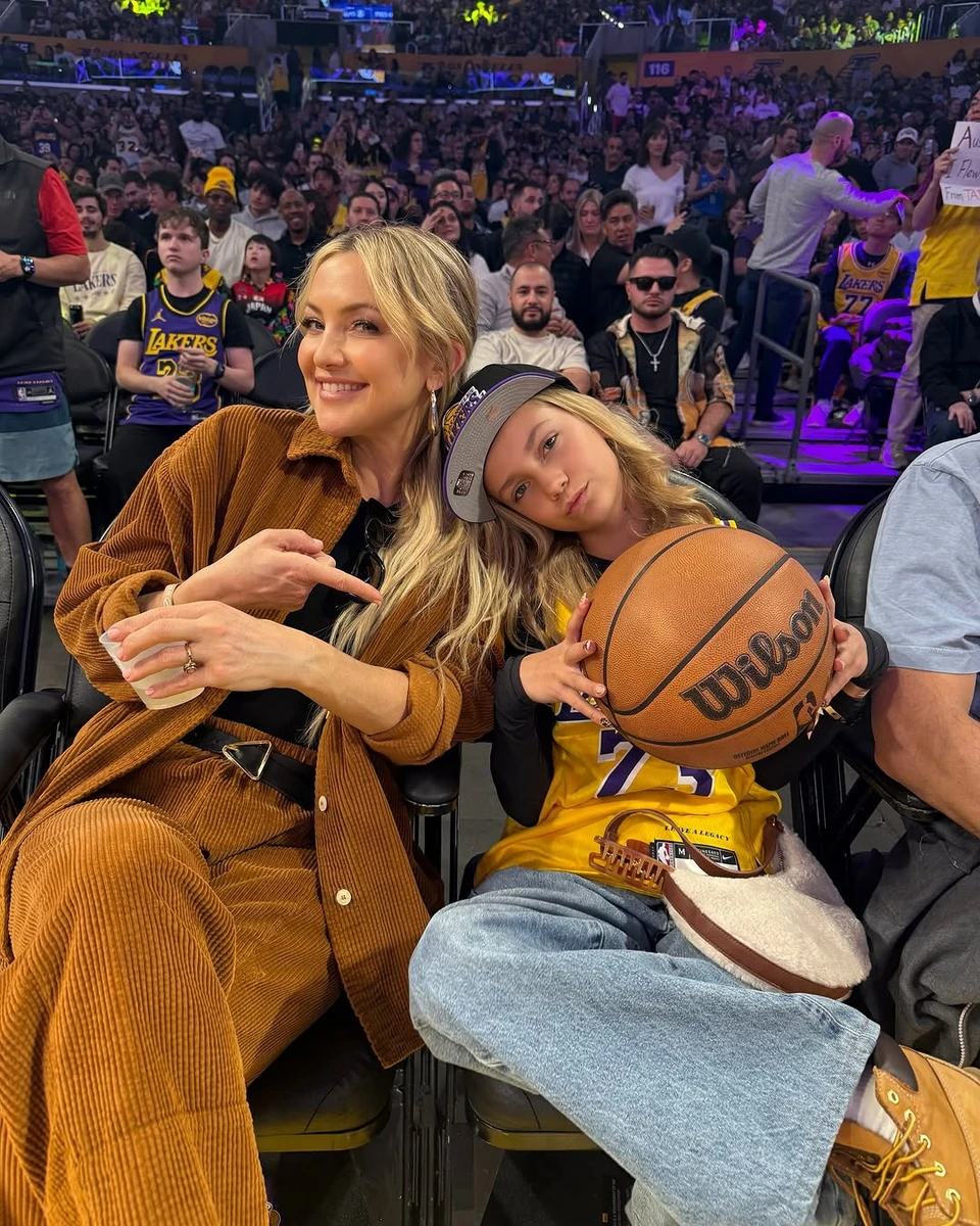 Кейт Хадсон відвідала баскетбольний матч