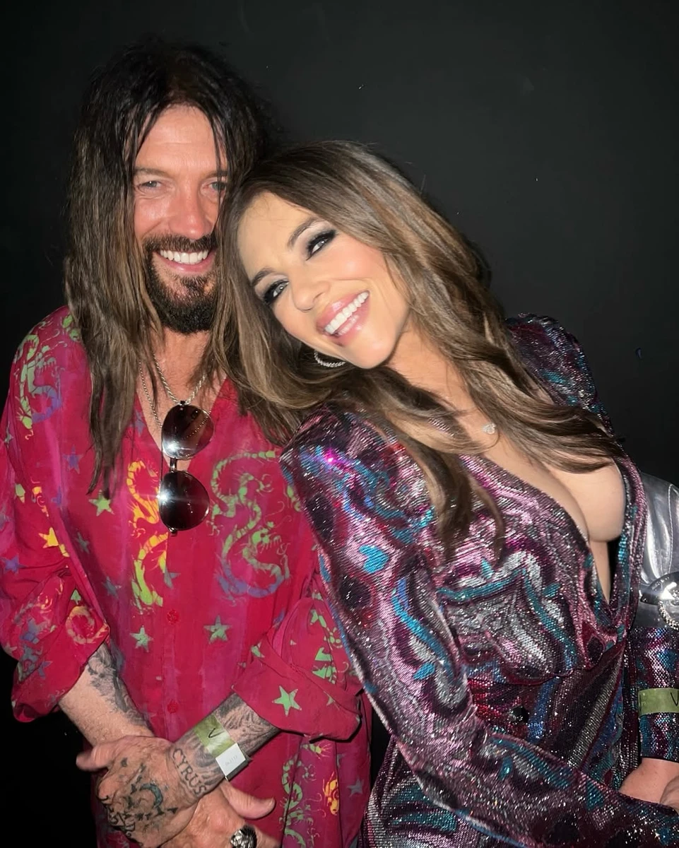 Елізабет Херлі з декольте притулилася до коханого