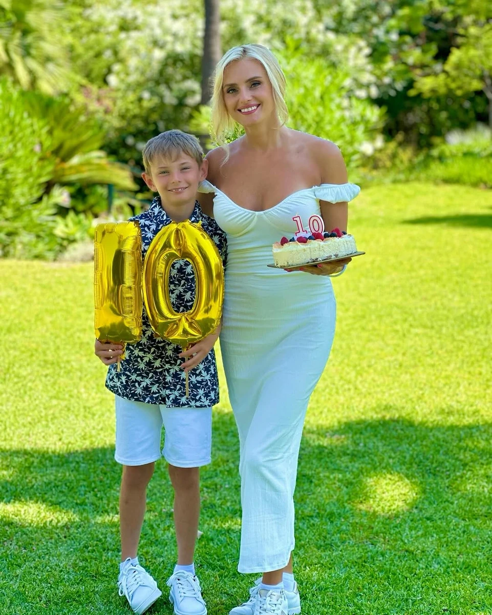 Ірина Федишин у луці з декольте попозувала з сином на його 10-річчі