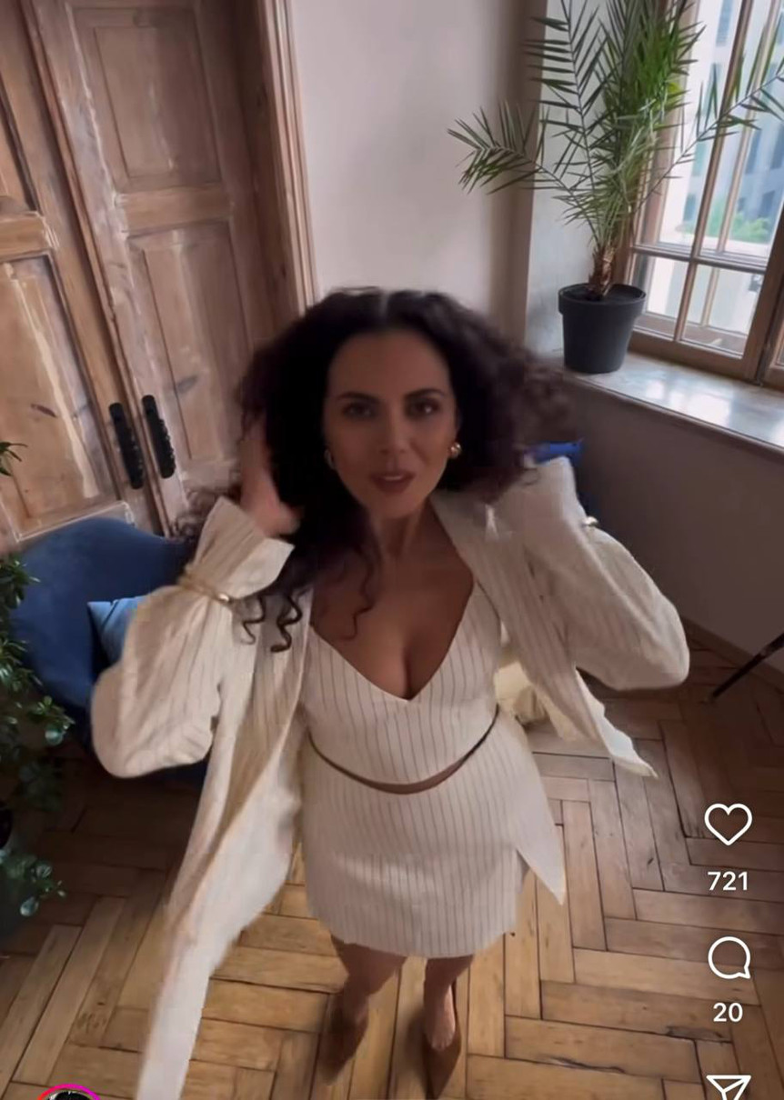 Каменських у топі й спідниці похизувалася луком