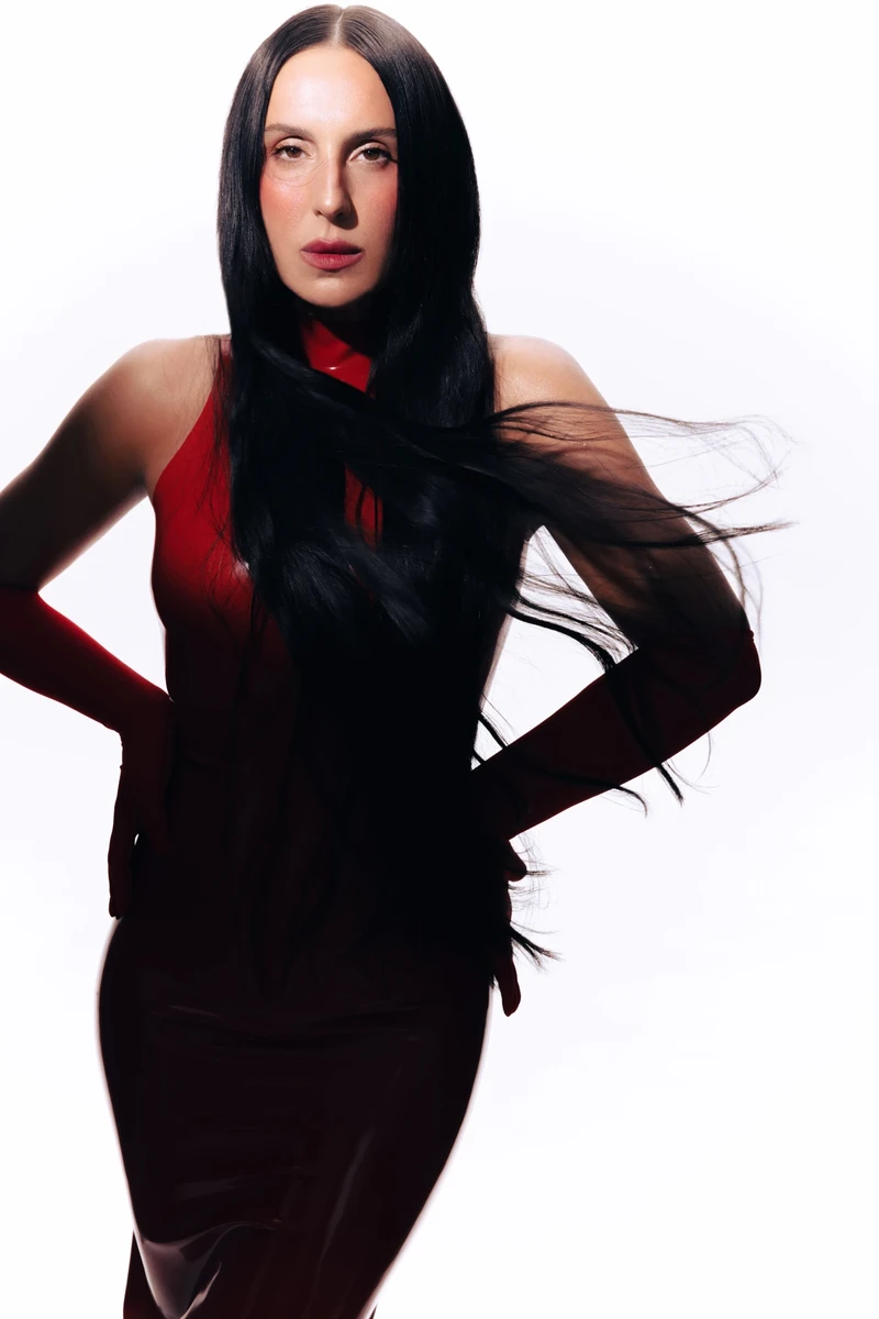 Джамала у латексній сукні ефектно попозувала для глянцю