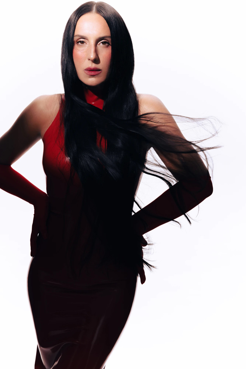 Джамала у латексній сукні ефектно попозувала для глянцю