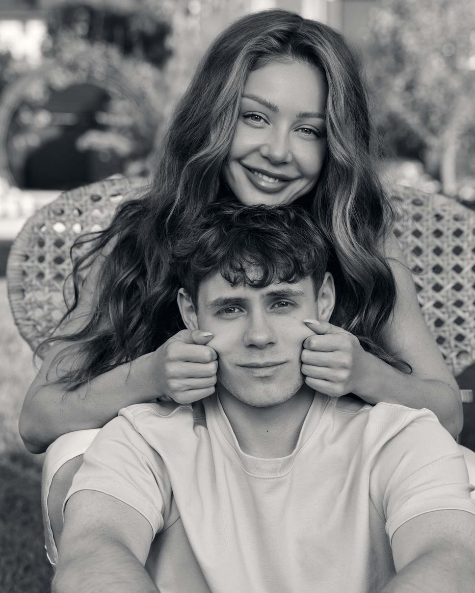 Веня дав зірковій мамі трохи помучити себе перед камерою