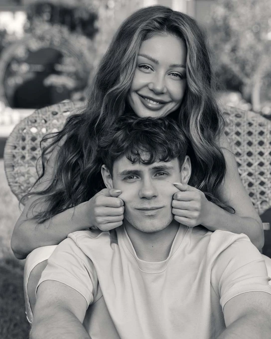 Веня дав зірковій мамі трохи помучити себе перед камерою