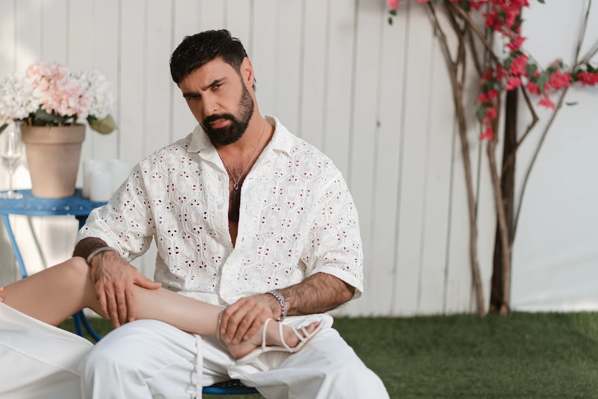 Обличчя жінки в кліпі не показують, лише зі спини і ніжки, які гладить Віталік 