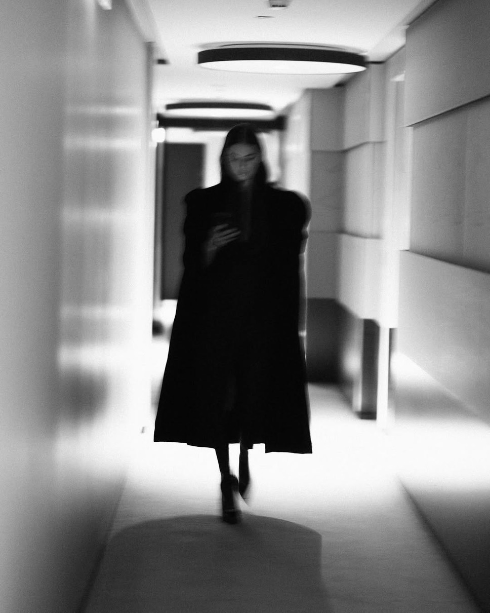 Дружина Усика з декольте та з накидкою постала на показі мод в Парижі